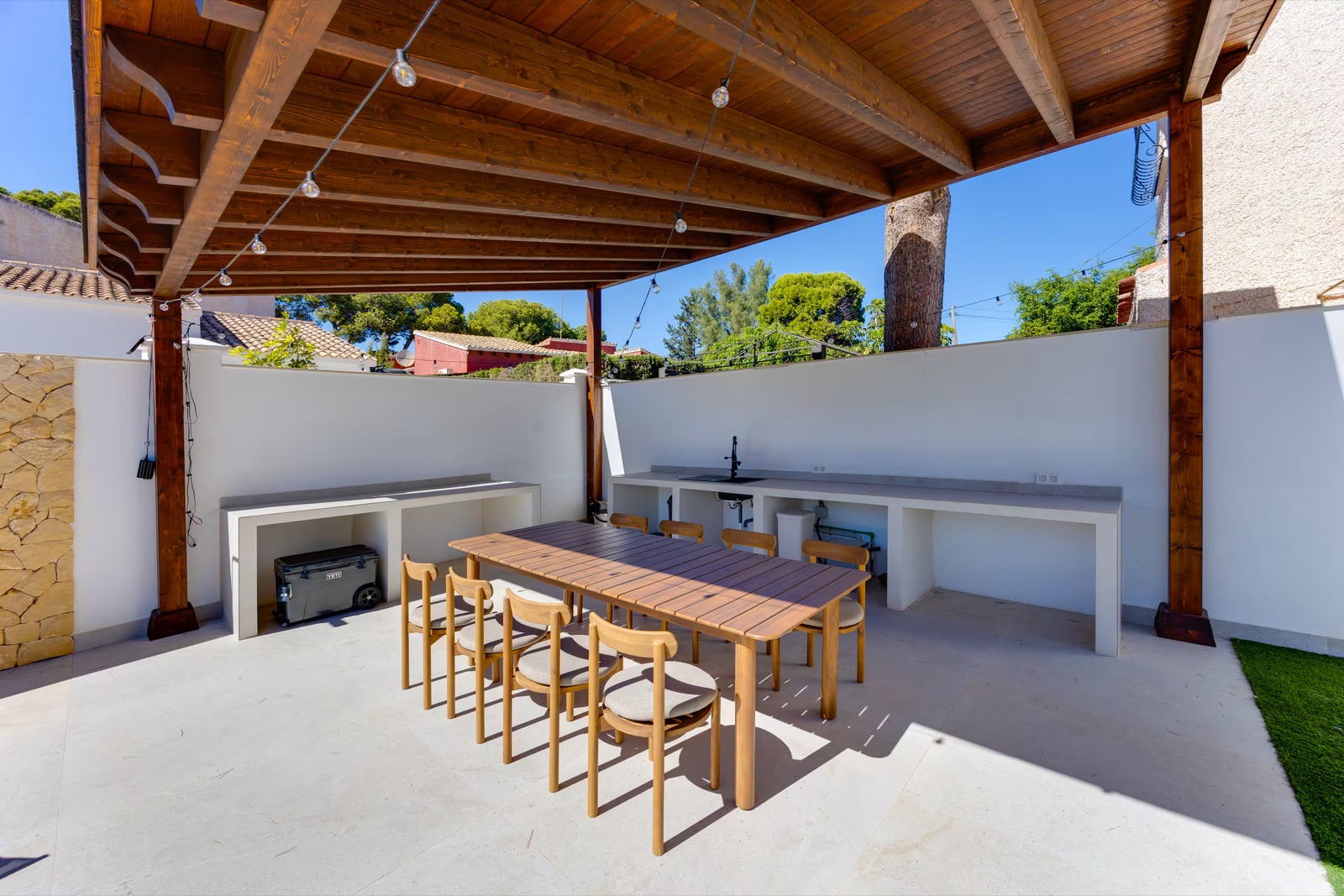 Outdoor dining for eight