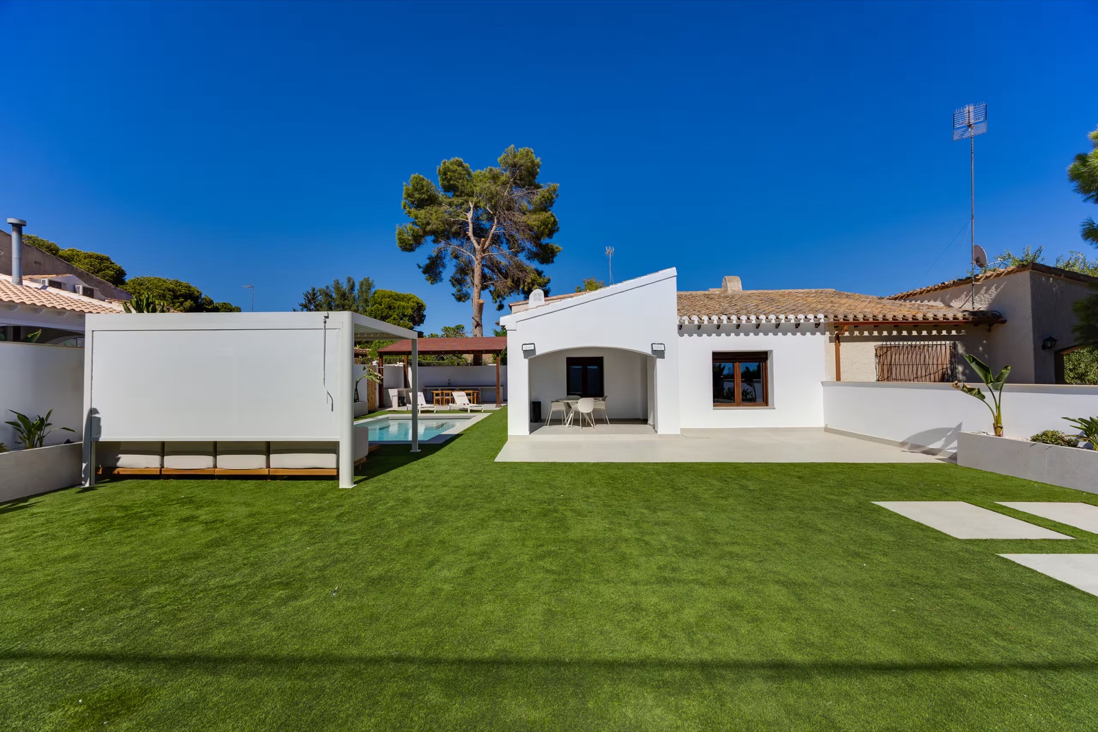 Casa Fragata: the pool and garden behind the gate